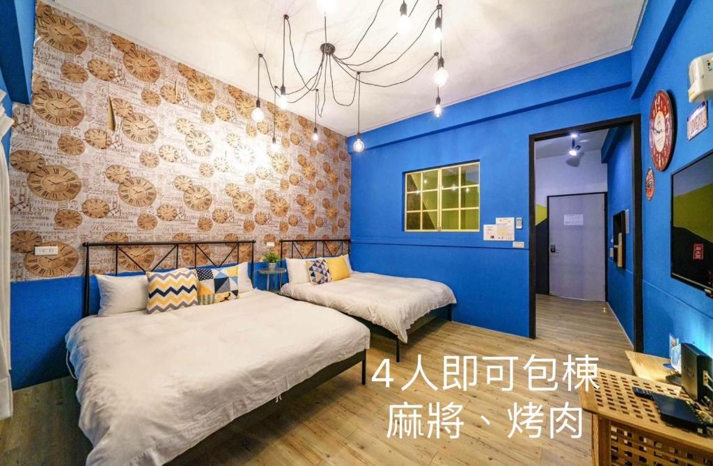台南小日子文创旅店 的蓝色墙壁客房的两张床