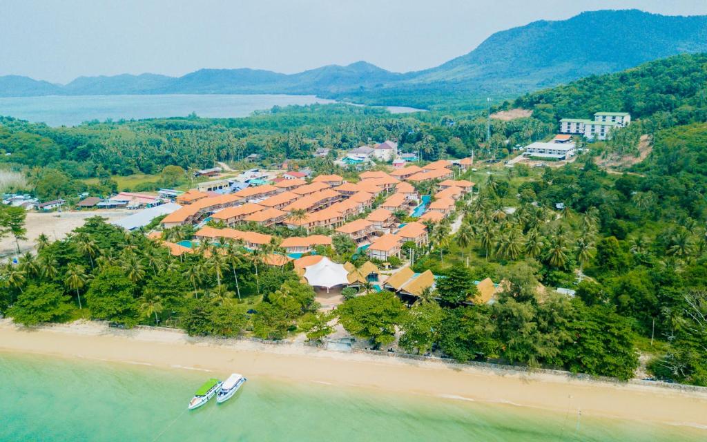 瑶亚岛Blue Bay Resort - Near Phuket & Krabi的海滩上的度假村的空中景观