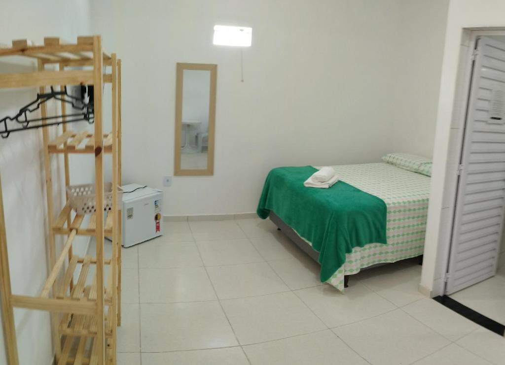 马拉戈日pousada beira mar suites São Bento的小房间,设有床和梯子