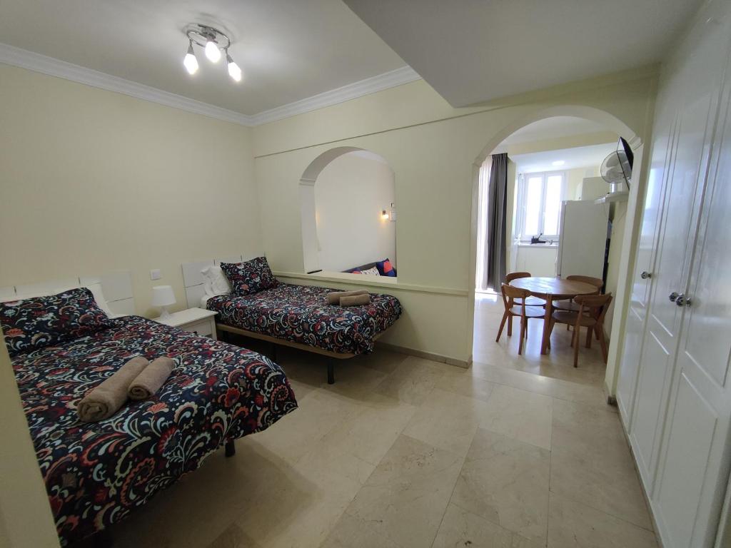 圣巴托洛梅Los Nidos的一间卧室配有一张床、一把椅子和一张桌子