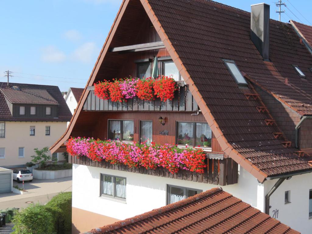 卡尔夫Ferienwohnung Nadine的阳台上放着花盒的房子