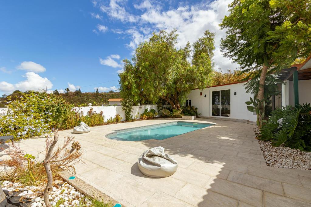 贝加德圣马特奥Lunatika house的一个带游泳池和房子的后院