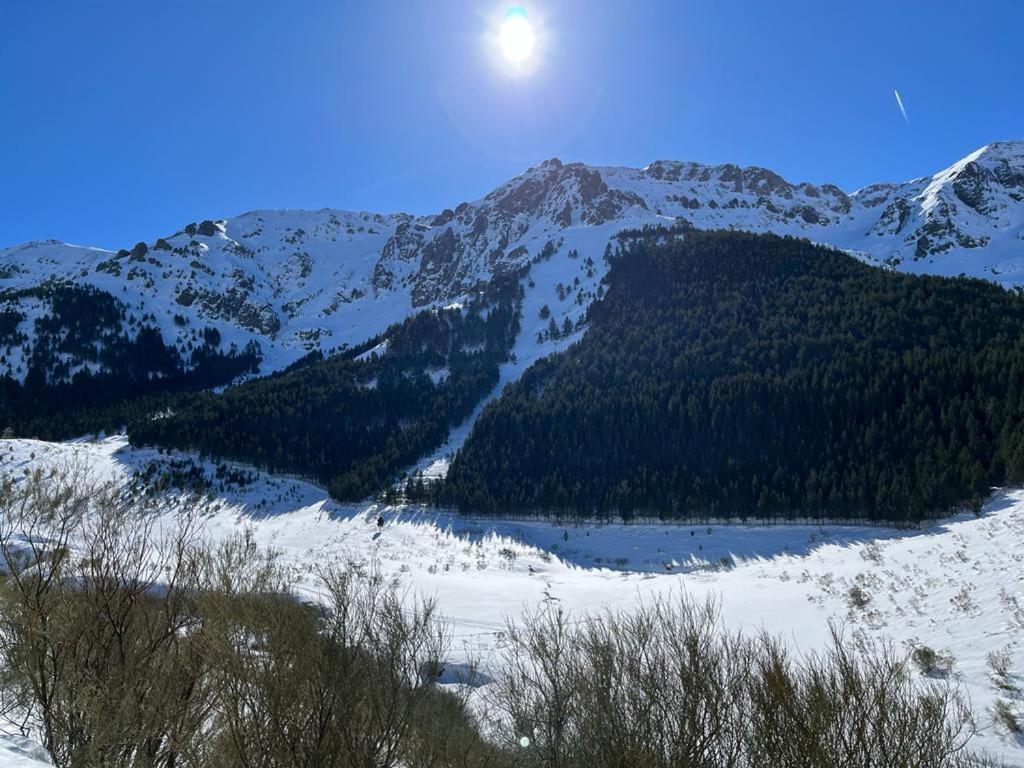 奥耶多"CHALET A ESTRENAR" MIRADOR DE LA VENTOSA-Potes的山地的雪覆盖着湖