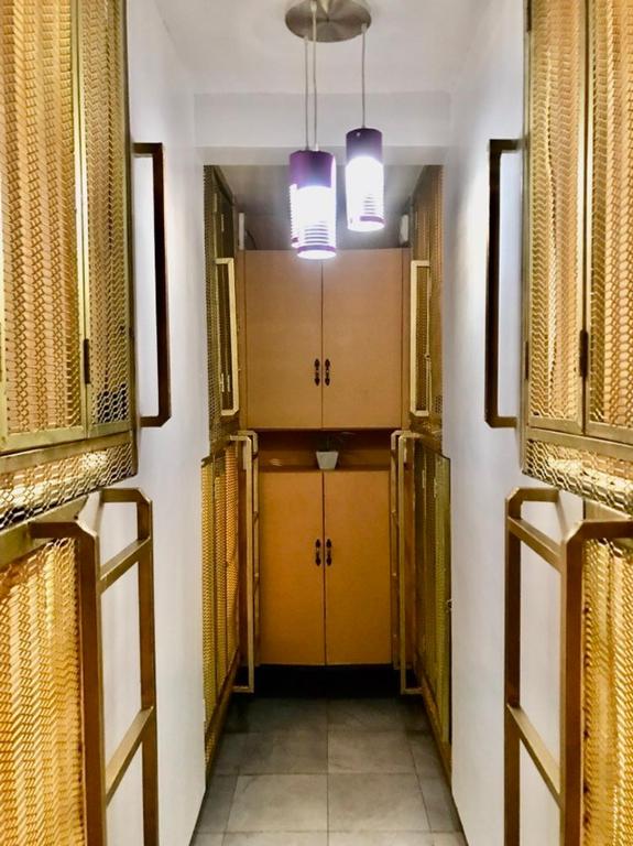 马尼拉Budget Transient Capsule Room Mirasol Near BGC的大楼内带黄色门窗的走廊