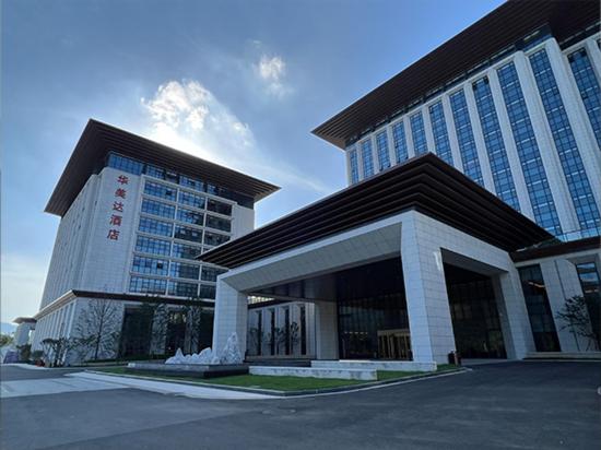 台州台州开投华美达酒店的大型办公楼,设有大型建筑