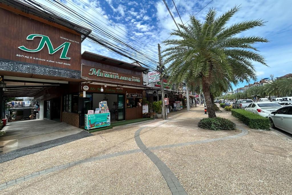 奥南海滩Me Mee Place & Tour Krabi的商店前有棕榈树的街道