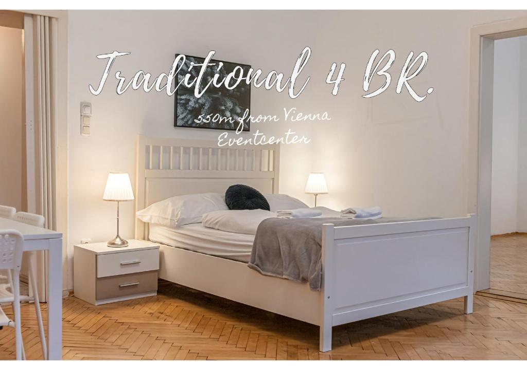 维也纳Deluxe 3BR Apt. Wiener Stadthalle - Suitable for Longstays的卧室配有一张挂有墙上标志的床