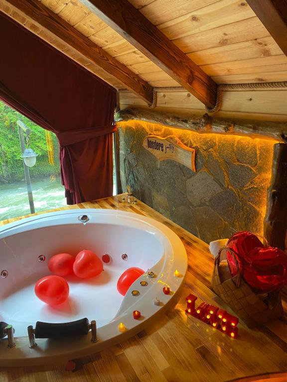 贾马里海姆森Hoşdere Suit的浴缸在红色西红柿的房间