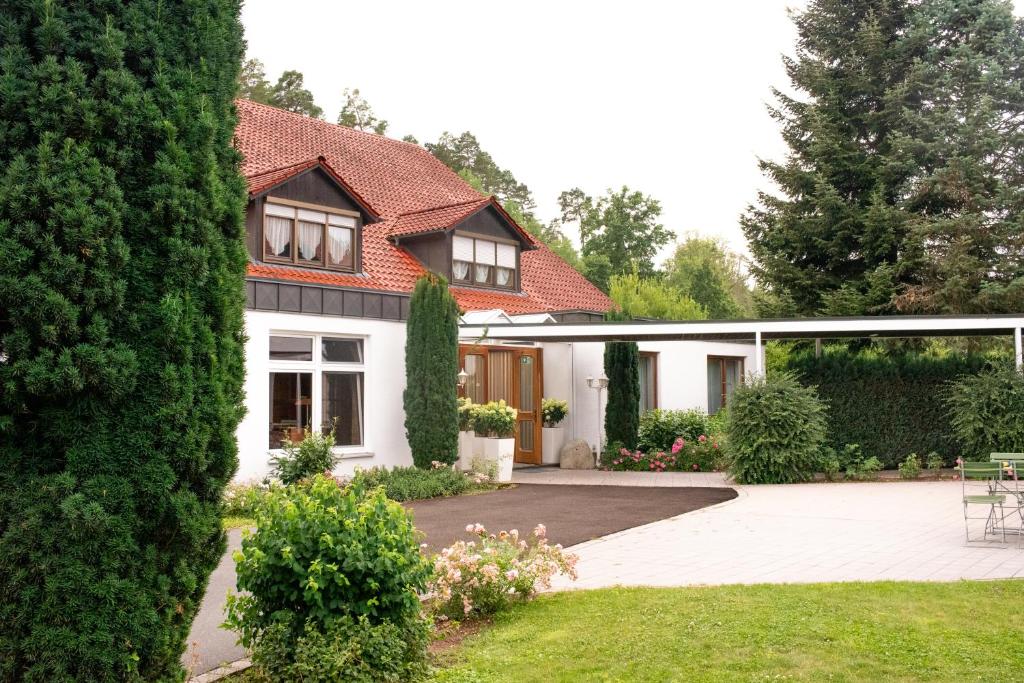 DietenhofenHotel Restaurant Moosmühle的一座带庭院和花园的房屋