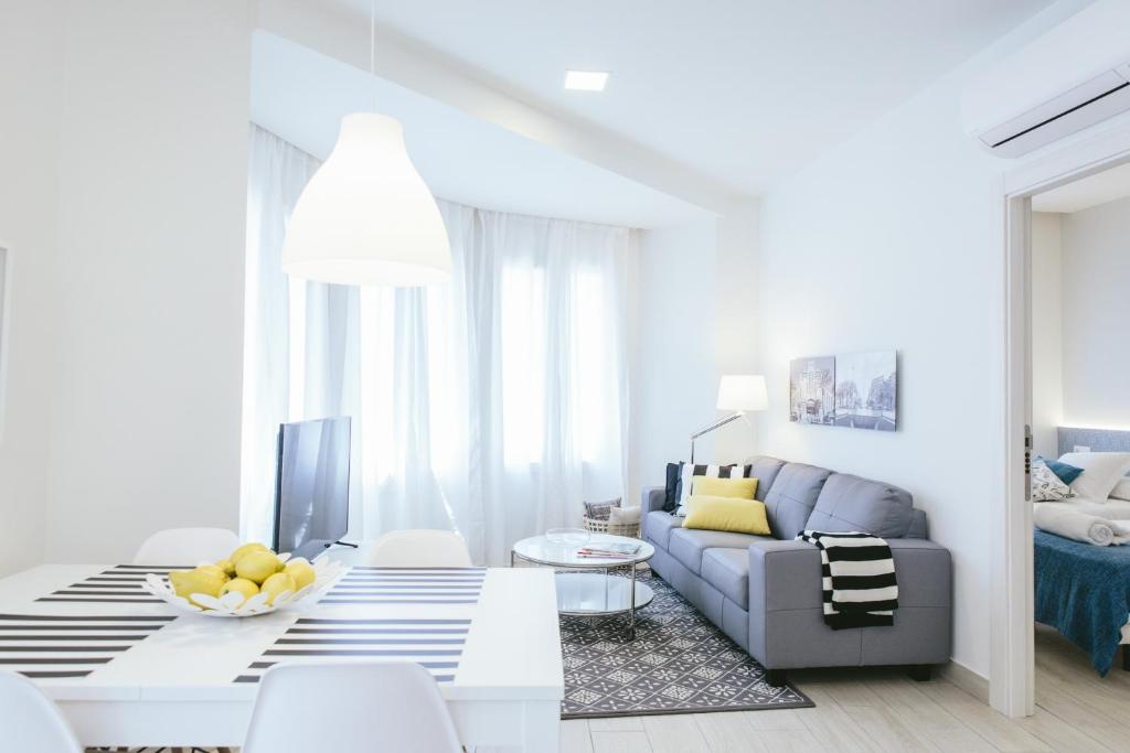 阿利坎特幸运平房公寓 - 金塔纳诗人的白色的客厅配有沙发和桌子
