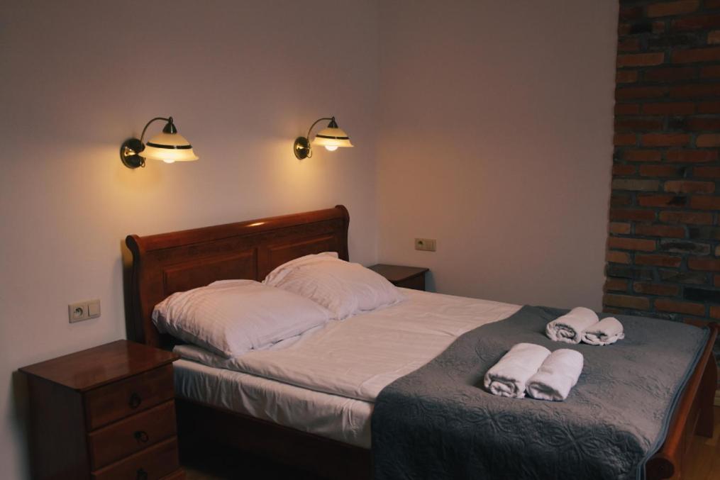 Hotel Gość w dom的一间卧室配有一张床,上面有两条毛巾
