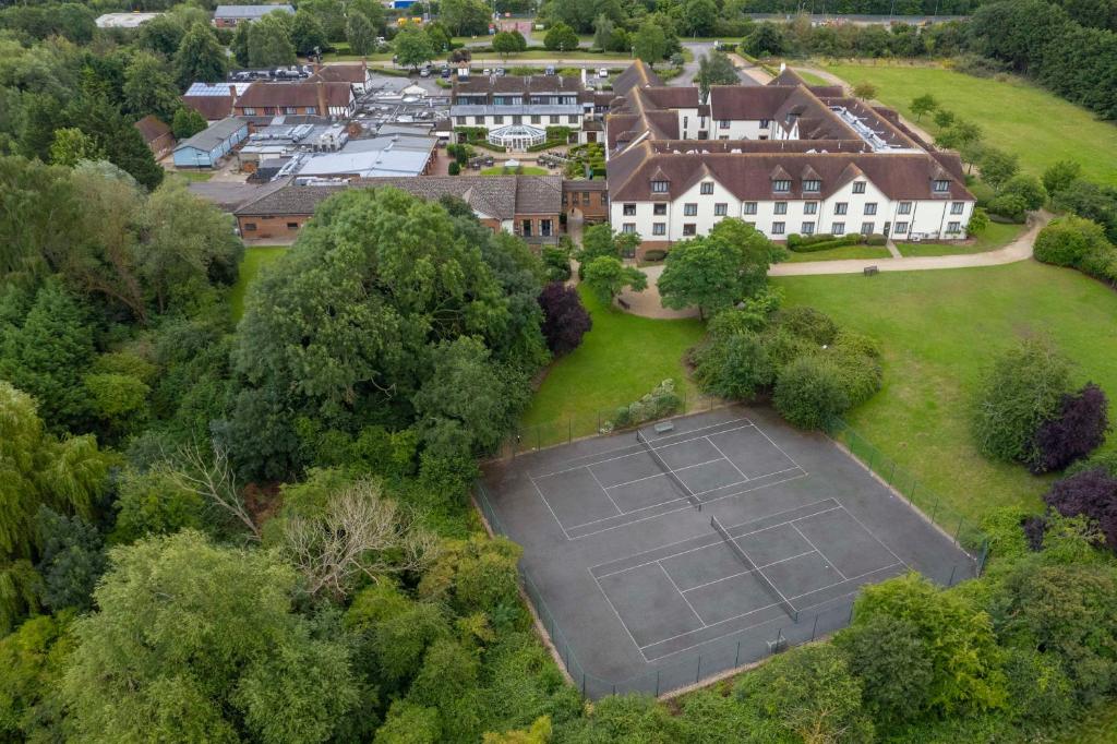 泰姆DoubleTree by Hilton Oxford Belfry的庭院内网球场的空中景致