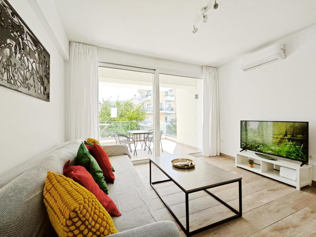 雅典Marathonomachon Apartments by Verde Apartments的带沙发和电视的客厅