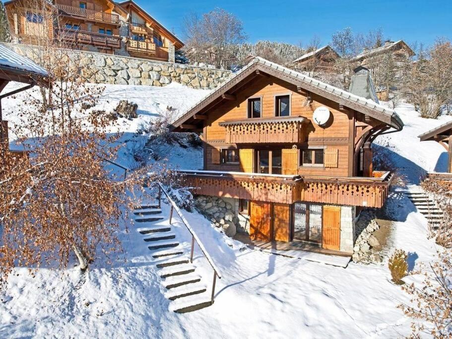 莱斯奥琉斯Meribel Les Allues Ski Chalet with beautiful views的雪中带楼梯的木屋