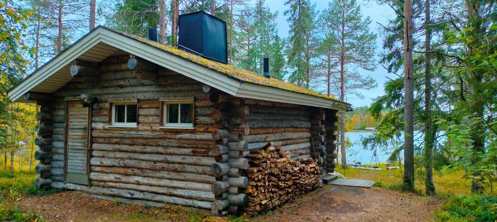 VirrankyläTaiga School的小木屋,配有一堆柴火