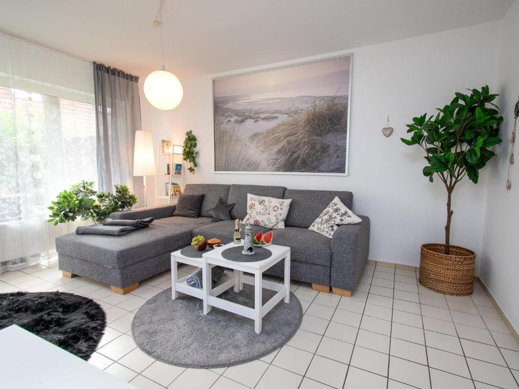 诺德代希Apartment Muschelweg-2 by Interhome的客厅配有沙发和桌子