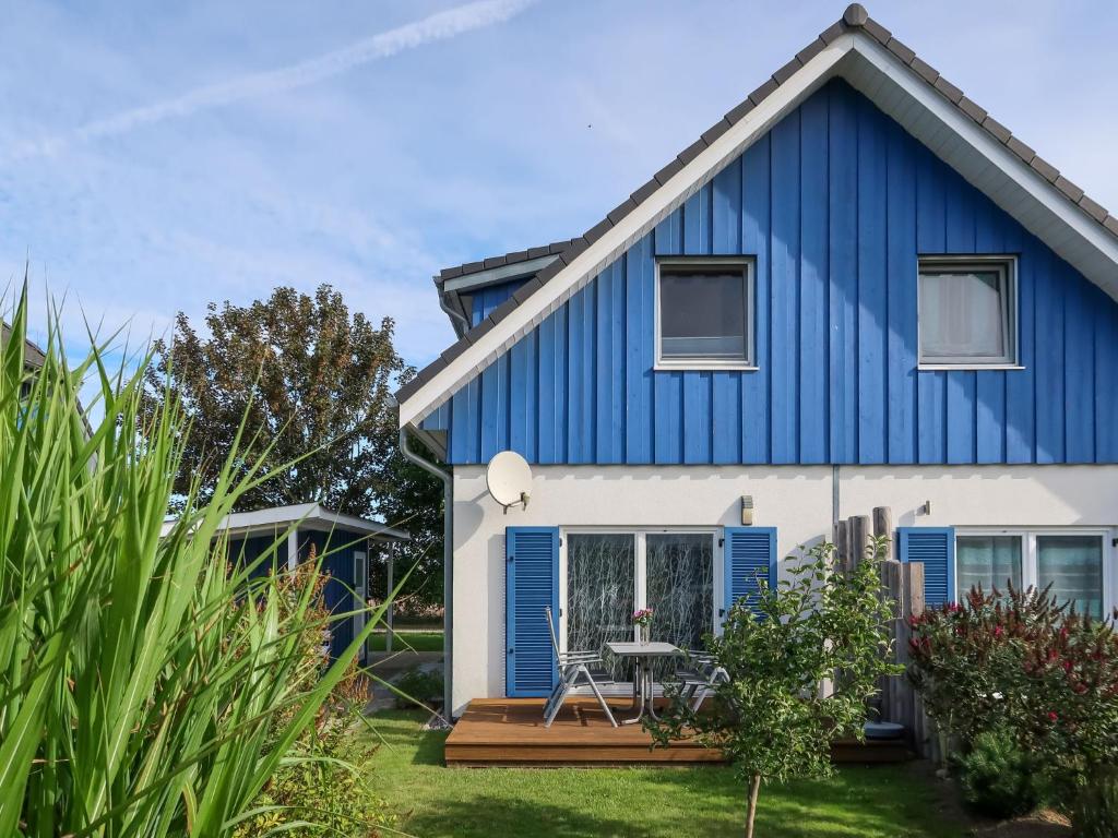 阿尔特费尔Holiday Home Achterblick 2 by Interhome的蓝色和白色的房屋,设有甲板
