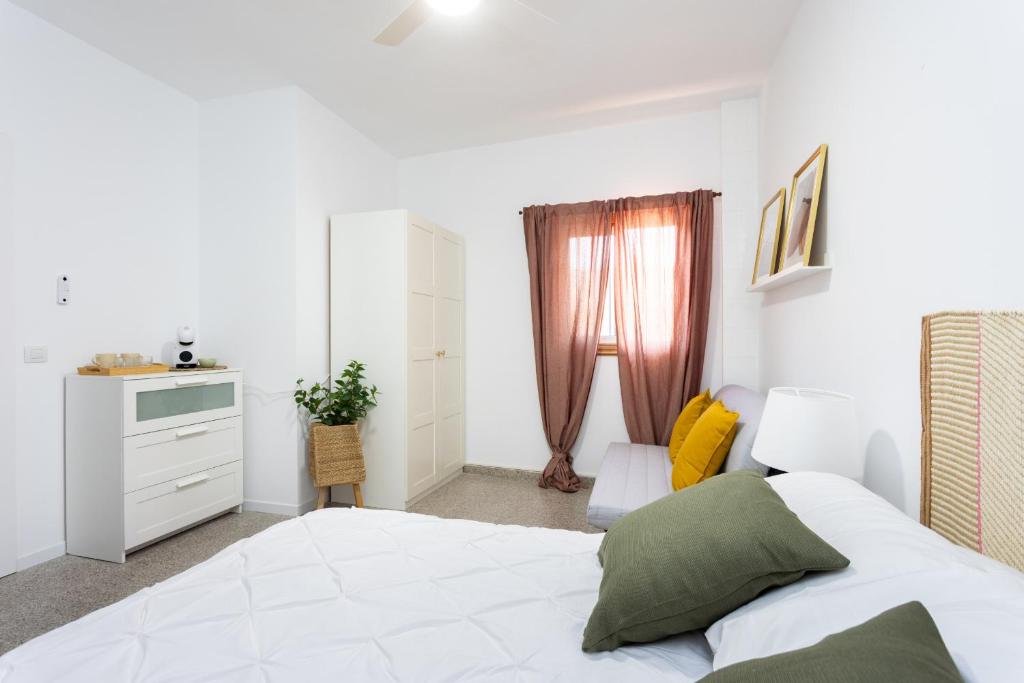 格拉纳迪利亚德亚沃纳EDEN RENTALS B01 Surfy Stylish Bed&Coffee Room的卧室配有白色的床和窗户。