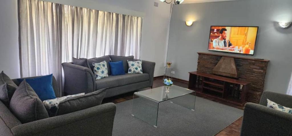 KingsmeadLovely 3 bed in Mount Pleasant - 2153的客厅配有两张沙发和一台电视机