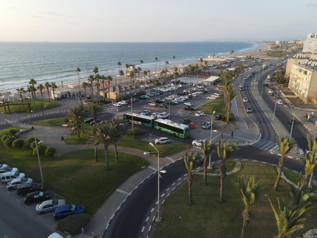 Qiryat H̱ayyimdgania lux的享有毗邻大海的停车场的空中景致
