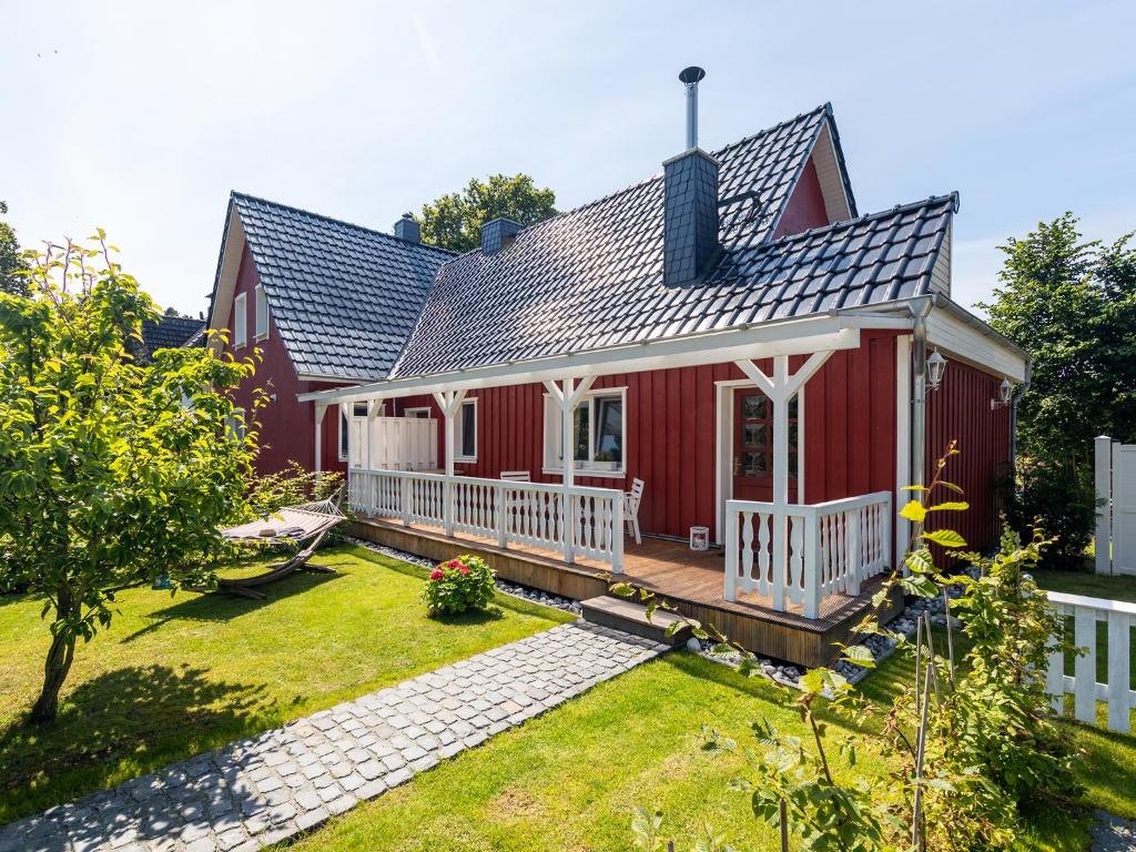青斯特Ostseeklang的红色房子,有 ⁇ 帽屋顶