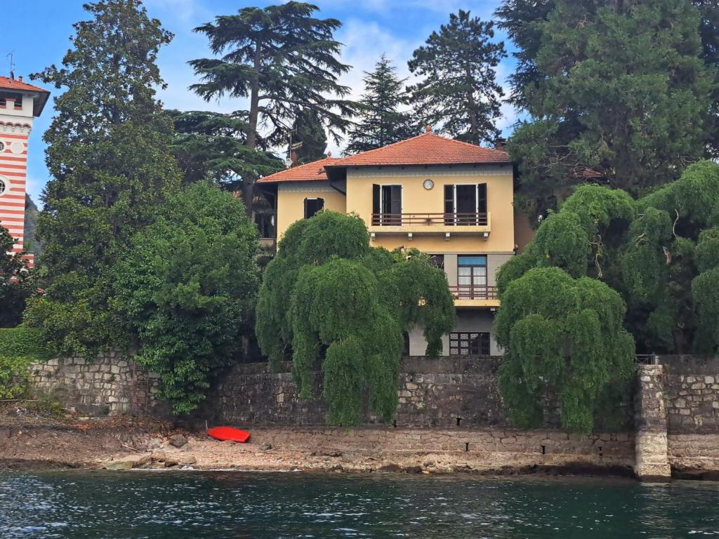拉韦诺-蒙贝洛Holiday Home Sul Lago by Interhome的水体岸边的房子