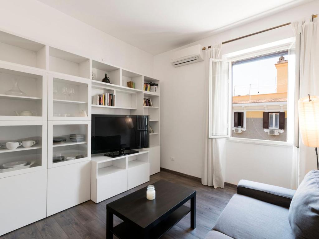 罗马Apartment Pratolina by Interhome的带沙发和电视的客厅