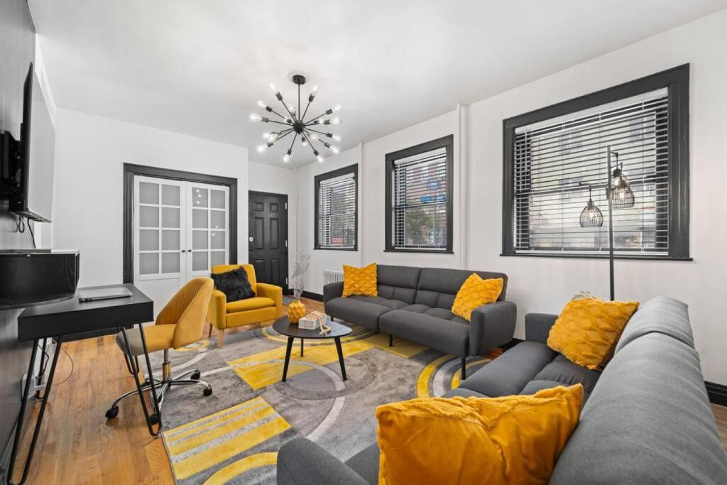 布鲁克林Cozy 3BR Brooklyn Artisan Loft的客厅配有沙发和桌子