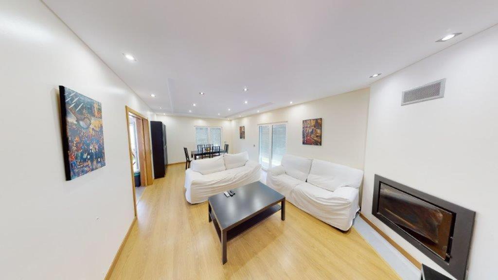 阿尔马达Zion guest house的客厅配有白色家具和平面电视