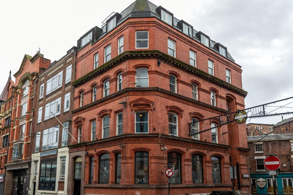 利物浦Kabannas Liverpool的城市街道上一座大型红砖建筑