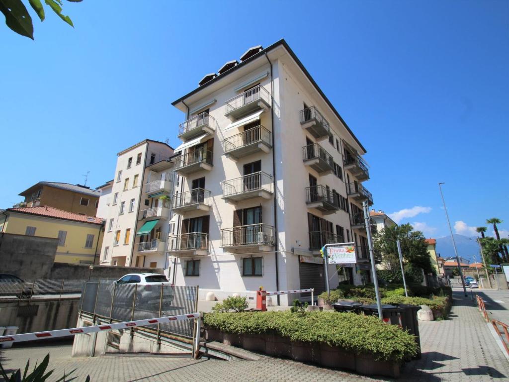 勒威诺Apartment Marì by Interhome的一条城市街道上高大的白色建筑