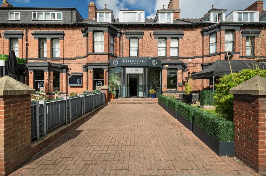 泰恩河畔纽卡斯尔Cairn Hotel Newcastle Jesmond - Part of the Cairn Collection的前面有走道的砖砌建筑