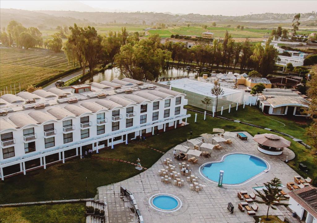 阿雷基帕BTH Hotel Arequipa Lake的享有酒店空中美景,设有游泳池