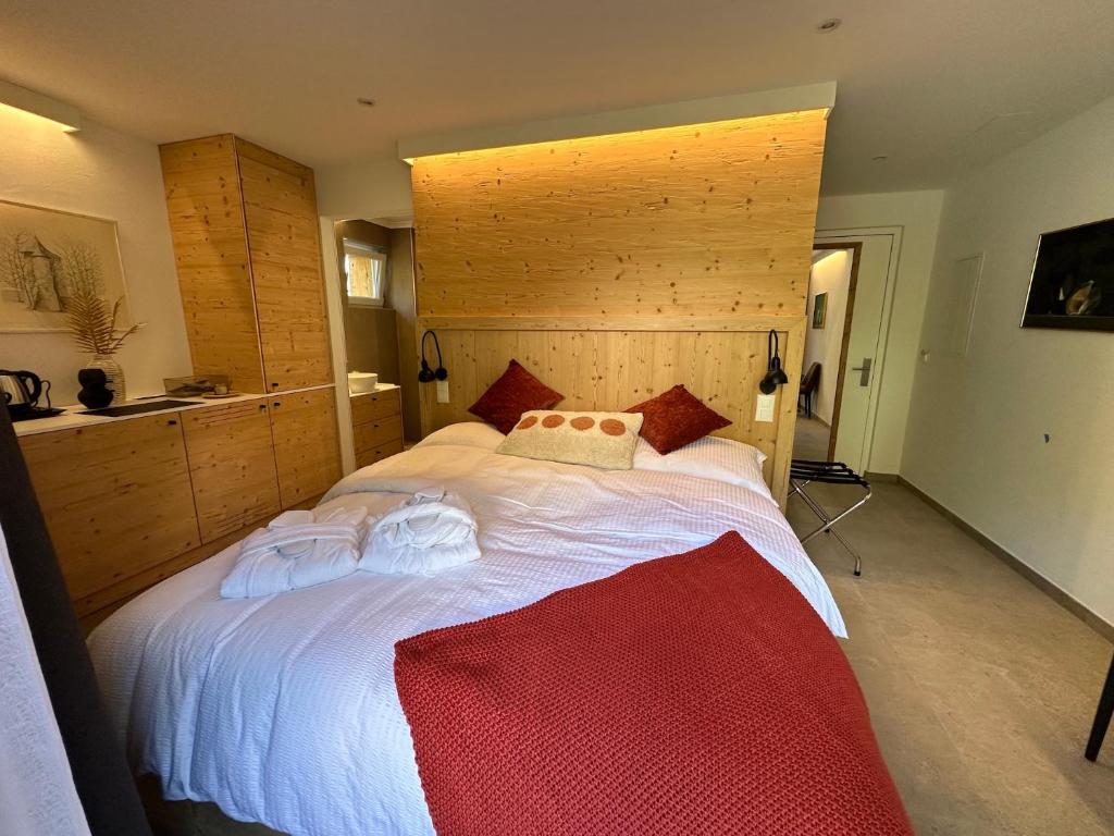 莱斯克伦斯John's Lodge的卧室配有一张白色大床和木制床头板