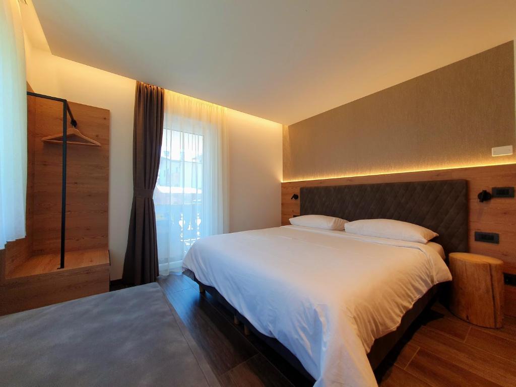 博萨迪法萨Casa Il Giardino的卧室设有一张白色大床和一扇窗户。