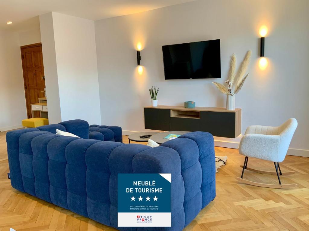 安锡Le 21 Favre, Hyper centre, 70 m², 2 chambres的客厅设有蓝色沙发,配有电视