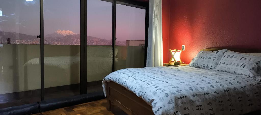 拉巴斯Caserita的一间卧室设有一张床和一个美景窗户。