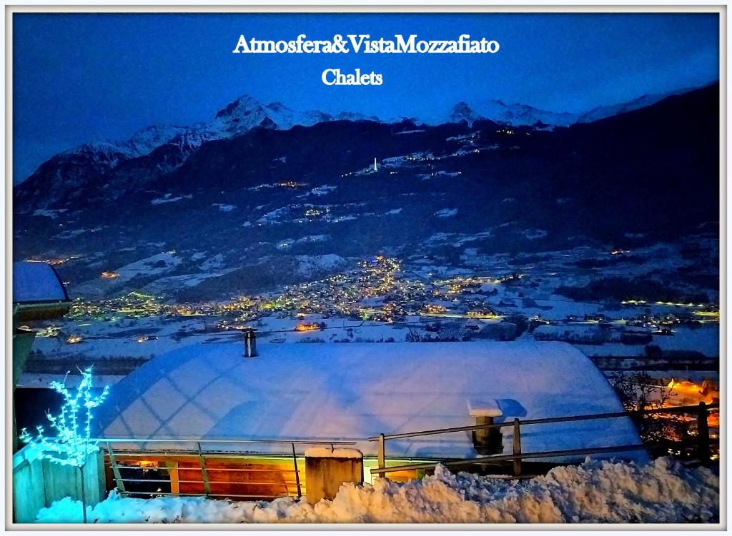 奥斯塔Atmosfera e vista mozzafiato Chalets的城市大气景观书封