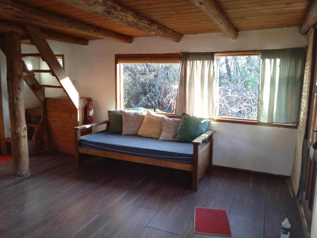 埃尔奥约Cabaña con Costa de Rio的配有2扇窗户的客房内的1张床