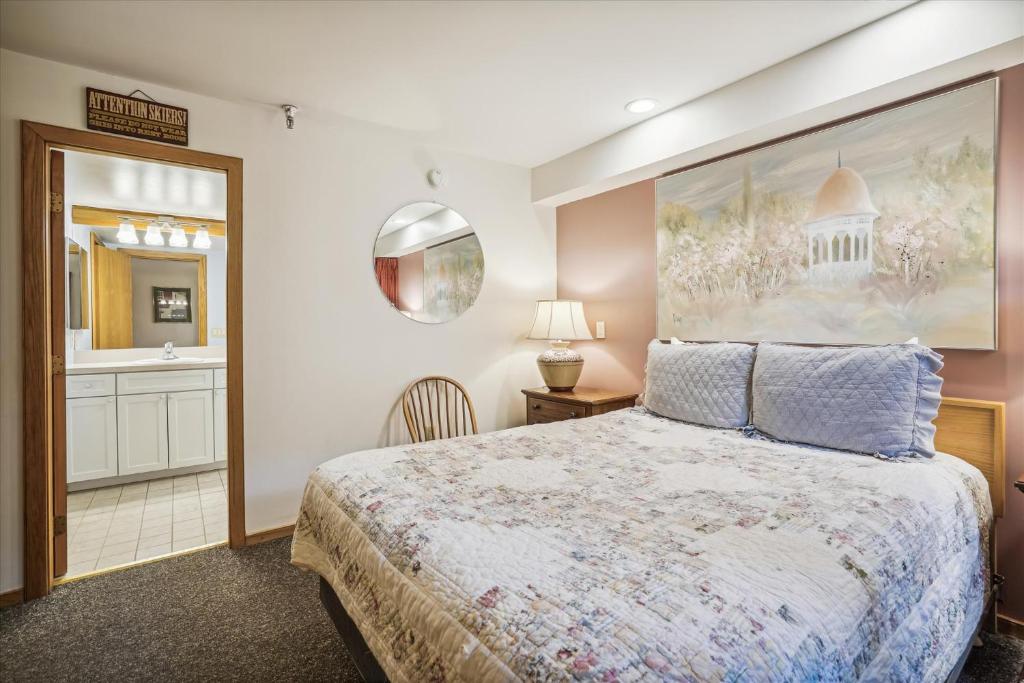 基灵顿Highridge B16A Hotel Room Only, Delightful hotel room, sleeps 2的一间卧室配有床、水槽和镜子