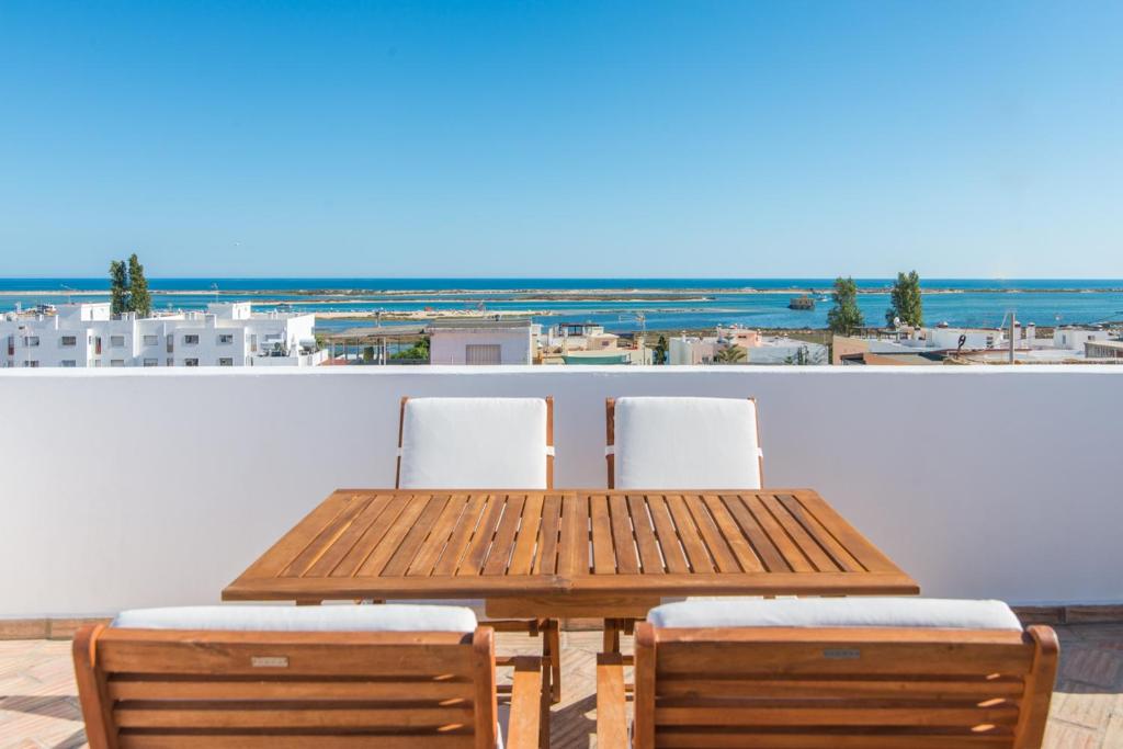 夫塞塔Casa do Ser的一张木桌和椅子,享有海景