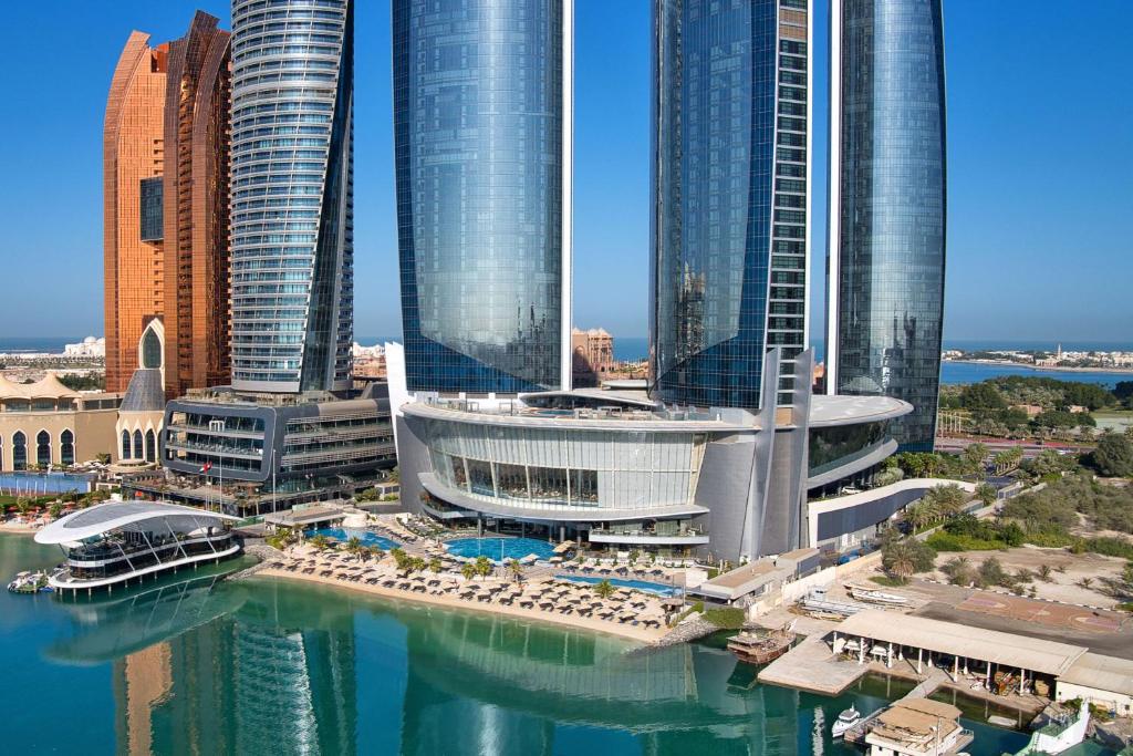 阿布扎比Conrad Abu Dhabi Etihad Towers的水城里一群高大的建筑