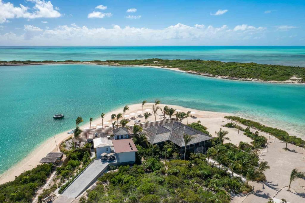 Big Ambergris CayAmbergris Cay Private Island All Inclusive的海滩上房屋的空中景致