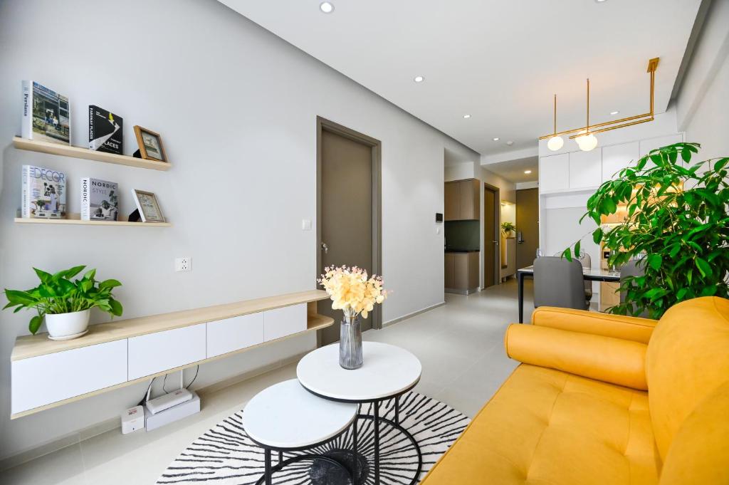 胡志明市Căn hộ Westgate- 2N House的客厅配有黄色的沙发和桌子