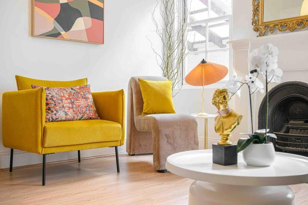 悉尼Victorian Dream Terrace CBD的客厅配有黄色椅子和桌子