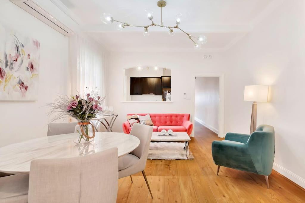 悉尼Sydney CBD Waterview apartment56的客厅配有桌子和红色沙发