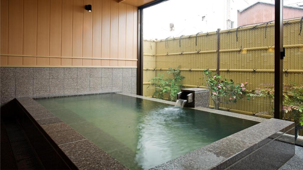 琴平町琴平町河畔酒店的一座建筑中一个带喷泉的水池