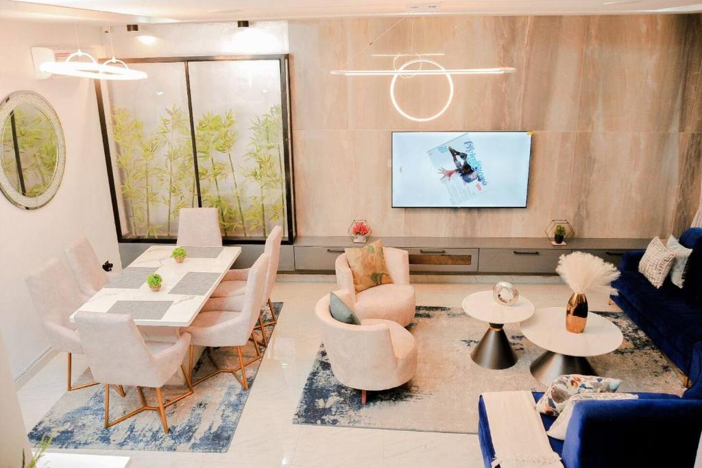 拉各斯Luxury 4bed Harris Drive Lekki的客厅配有沙发和桌椅