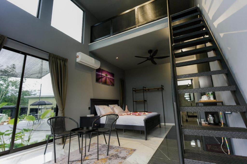 峇冬加里The Hillock @ Hulu Tamu的带床和楼梯的房间以及一间卧室