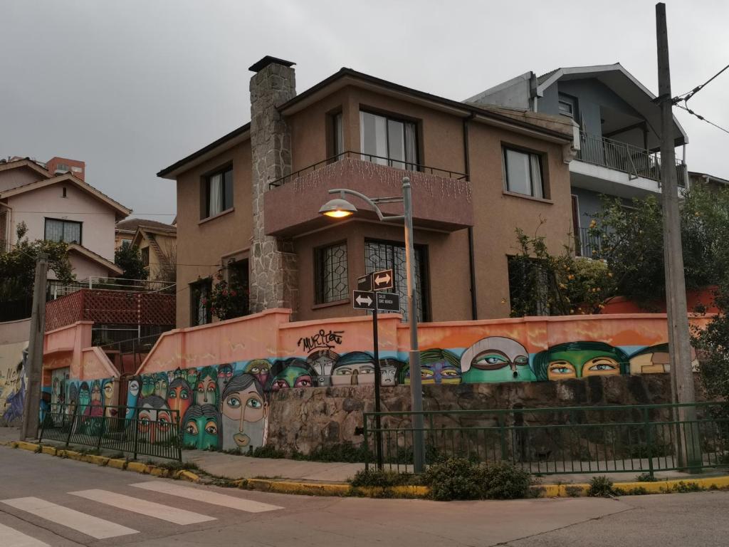 瓦尔帕莱索Casa del Limón的旁边涂鸦的房子